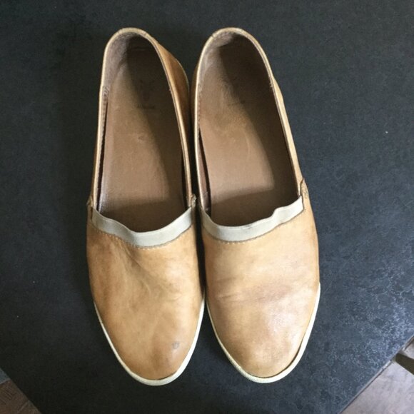 Leather Frye flat shoes in used condition size 7.5 tan in color soft leather - Picture 9 of 10